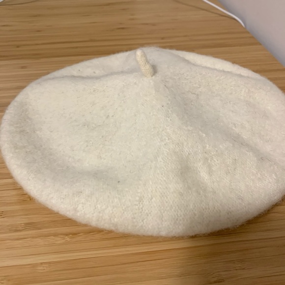 Accessories - White wool like beret